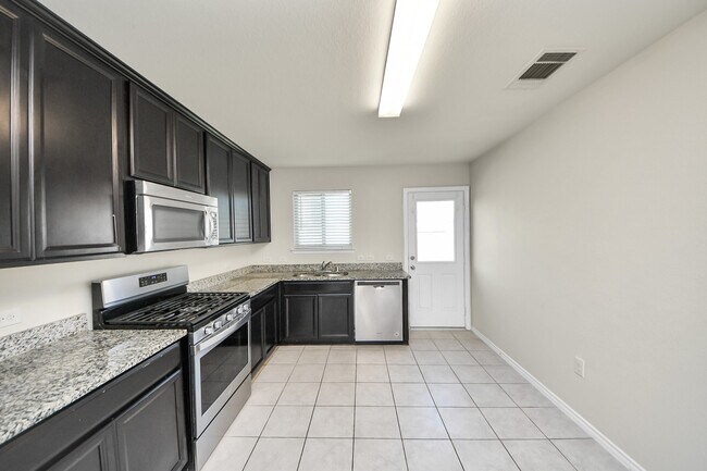 Building Photo - 2710 Lapwing Dr.