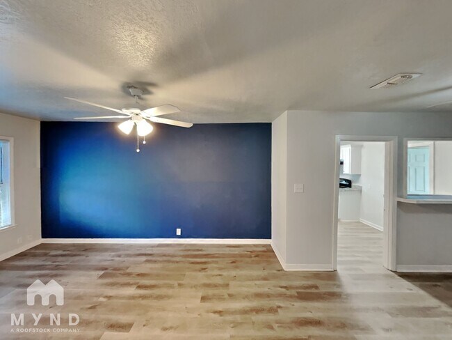 Building Photo - 4402 Mistletoe Dr