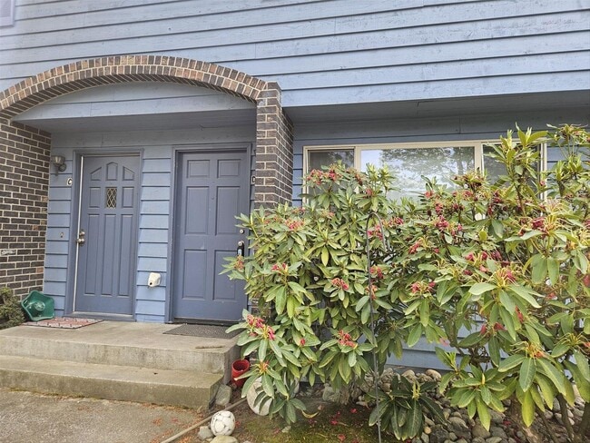 Building Photo - Remodeled 2/1.5 Townhome in a Quiet Fourplex