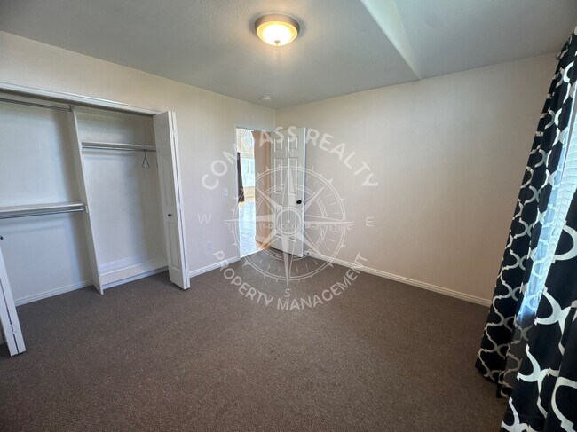 Building Photo - 372 Angus Cove