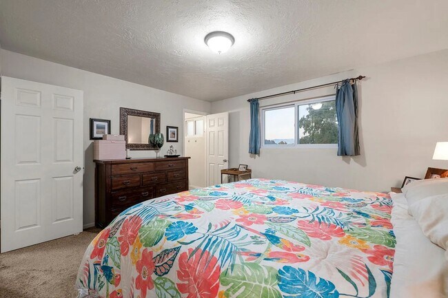 Building Photo - Beautiful 4 Bedroom Home in Sandy!