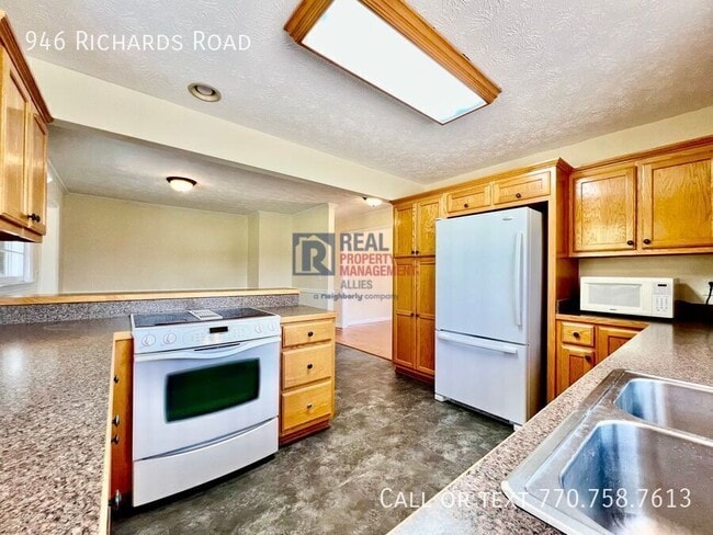 Building Photo - 946 Richards Rd NE