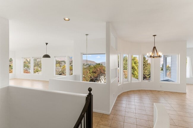 Building Photo - Beautiful 3 Bedroom 3 Bathroom Home With Stunning Views
