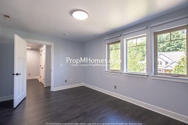 Building Photo - 11774 SE Lincoln Heights St