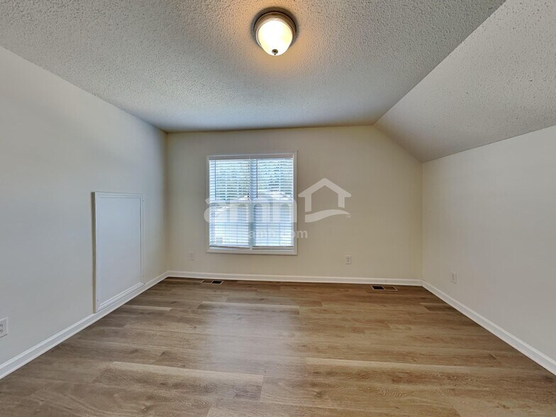 Building Photo - 5765 Regent Village Dr