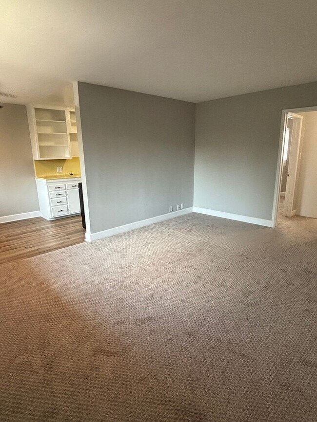 Building Photo - 1 Bedroom available now!