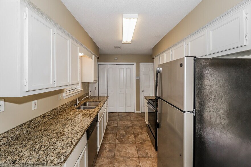 Building Photo - 7644 Valley Glen Dr