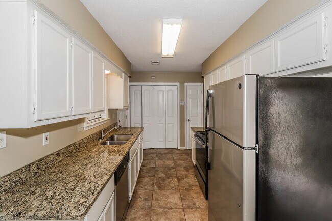Building Photo - 7644 Valley Glen Dr