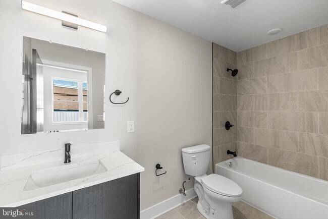 Building Photo - 1903 Jackson St