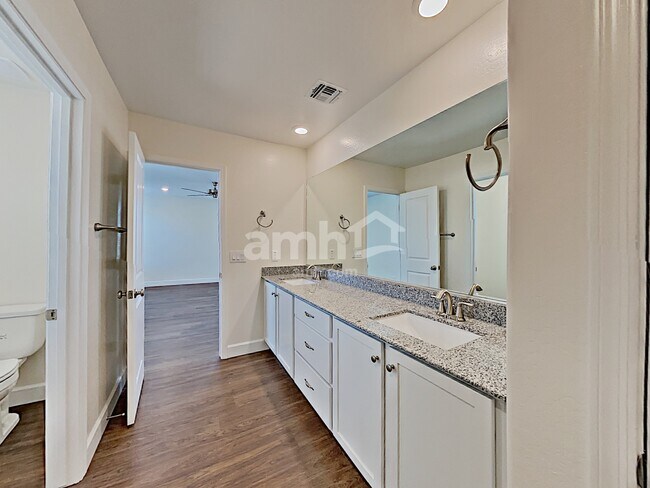 Building Photo - 12502 N 60th Ave