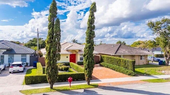 Building Photo - 4370 SW 82nd Ave