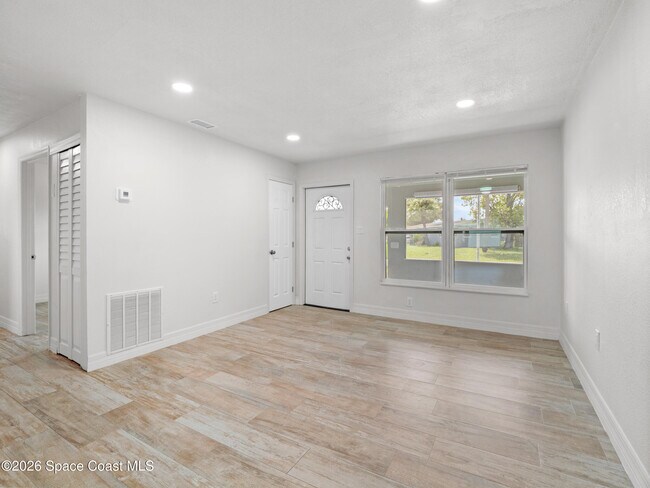 Building Photo - 1382 Lakewood Dr