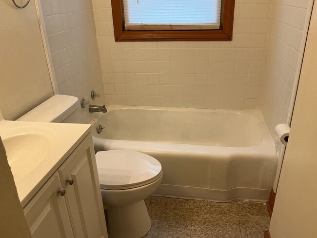 Building Photo - Comfortable 2 bedroom single family Home