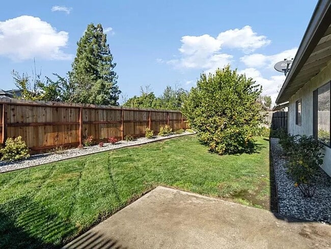 Building Photo - Ready To Go Recently Updated 3 Bedroom Single Story Home!!!