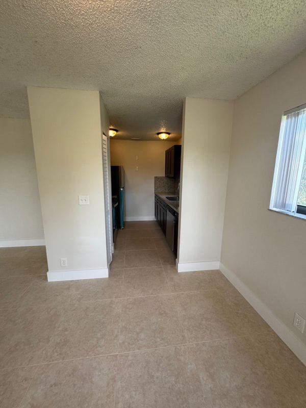 Building Photo - 1121 W River Dr