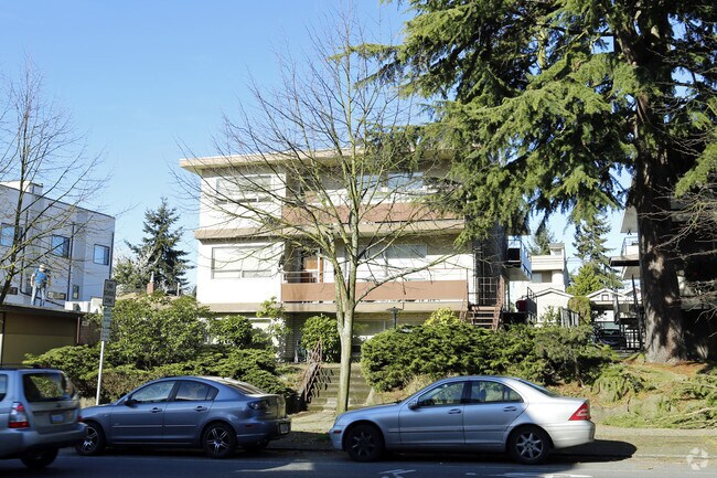 Building Photo - 4133 California Ave SW