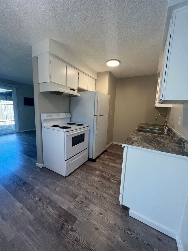Building Photo - Cute One Bedroom Apartment in Central Medford | Available Mid December