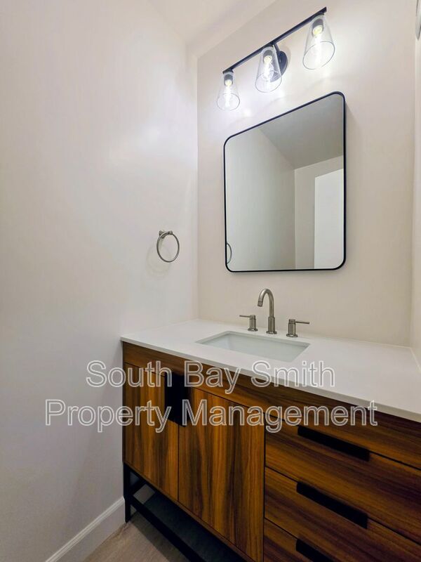 Building Photo - 8710 Delgany Ave