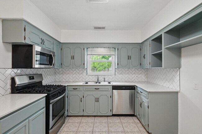 Building Photo - Newly Updated with Large Yard!