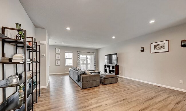 Building Photo - Charming town-home style condo Coming June 2026!