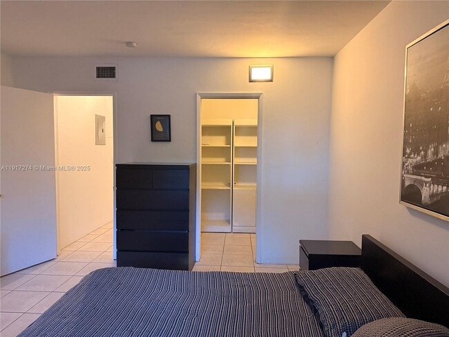 Building Photo - 1104 N 17th Ct