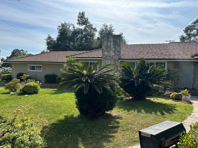 Building Photo - 1705 N Santa Anita Ave