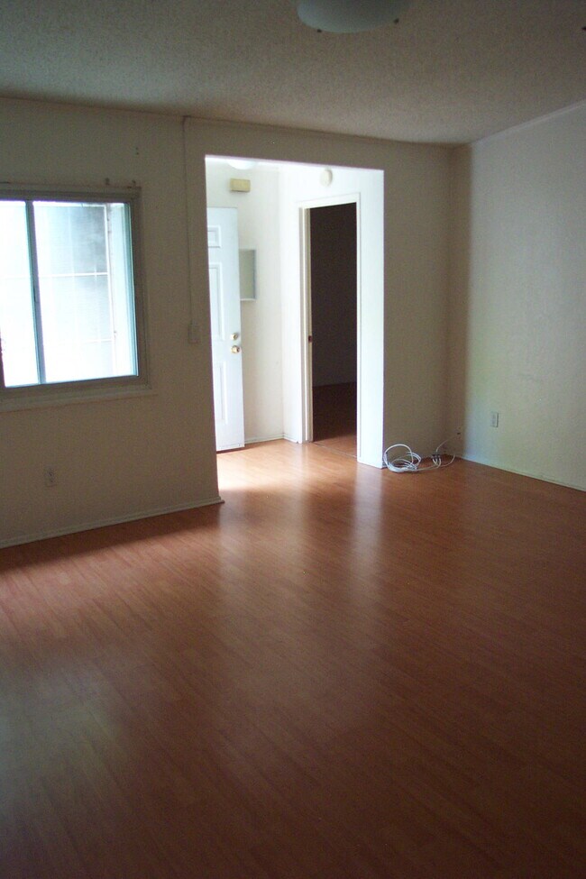 Building Photo - 715 Huntley Dr