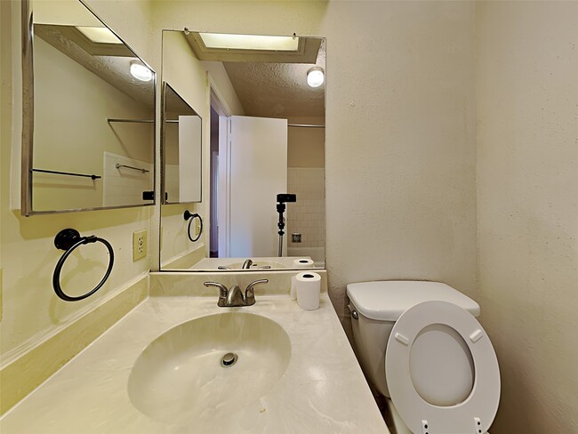 Building Photo - 16930 Barcelona Dr