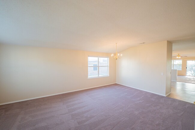 Building Photo - Spacious home over 1800 sqft!