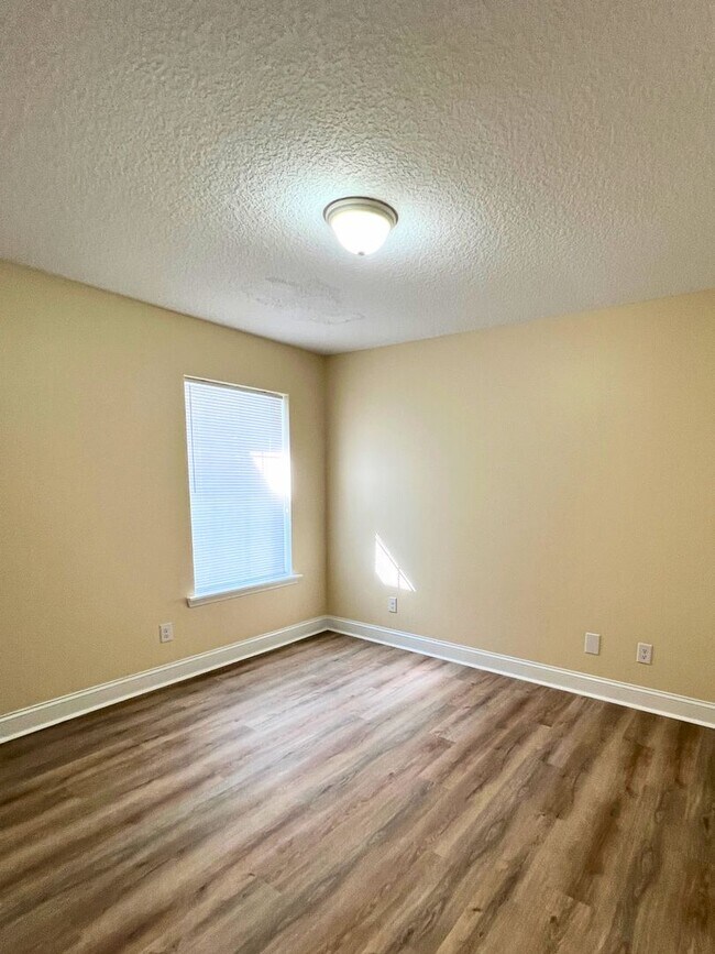 Building Photo - Updated 3/2 close to I95