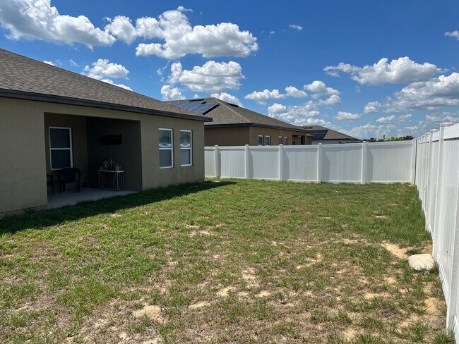 Building Photo - Private Back Yard! - 3 Bedroom 2 Bathroom ...