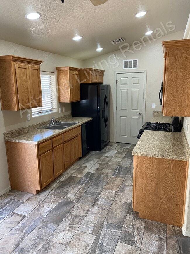 Building Photo - IMMACULATE 3 BEDROOM HOME
