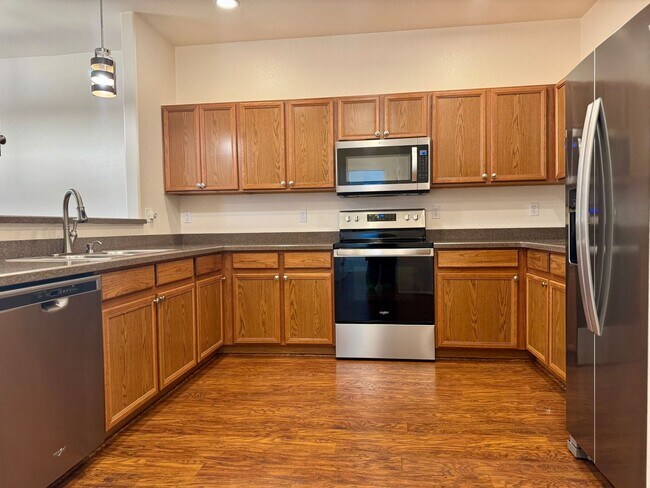 Building Photo - Beautifully Adorable Townhome!