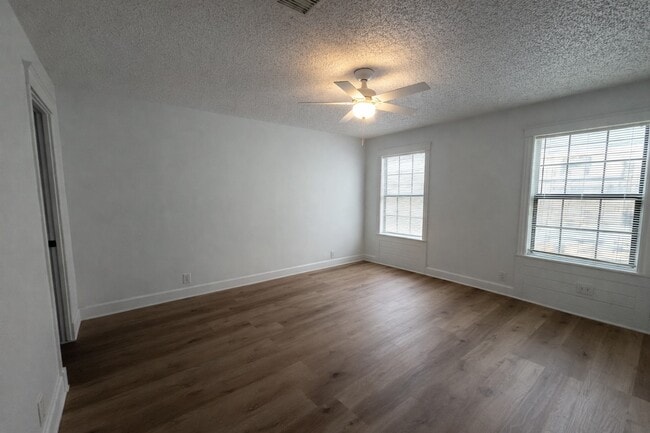 Building Photo - 7 Carol Ct