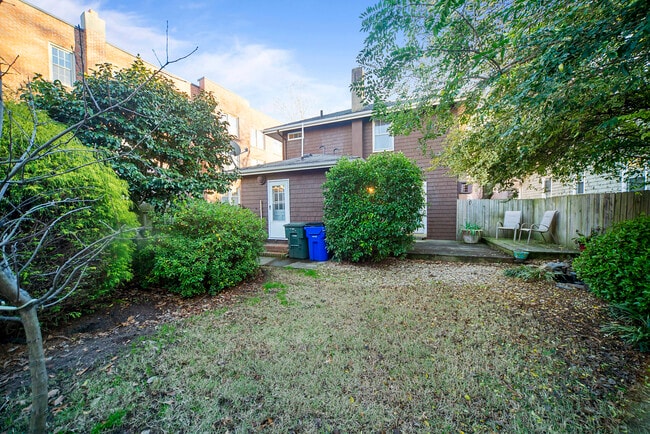 Building Photo - 916 Brandon Ave