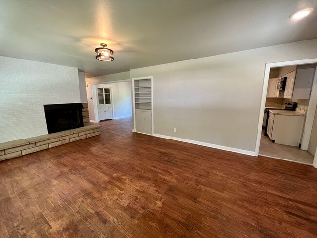 Building Photo - Updated 4 bed 2 bath house!