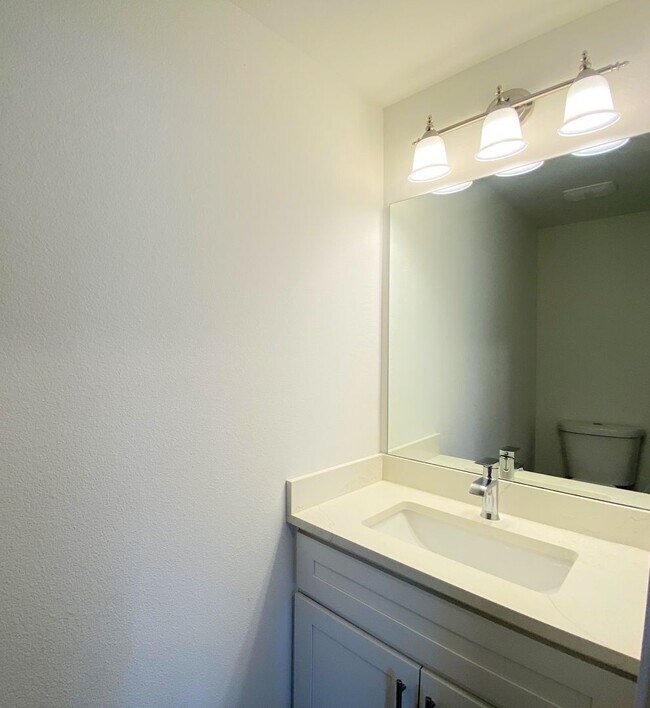 Building Photo - Gorgeous remodeled 4 bed 2.5 bathroom home!