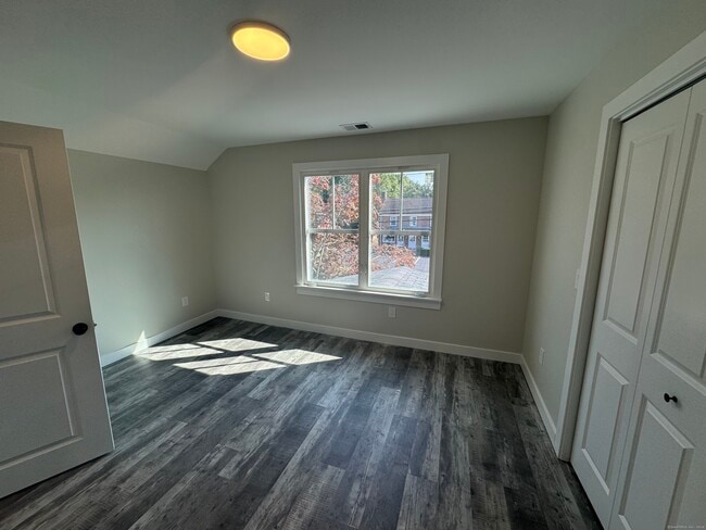 Building Photo - 267 Hebron Ave