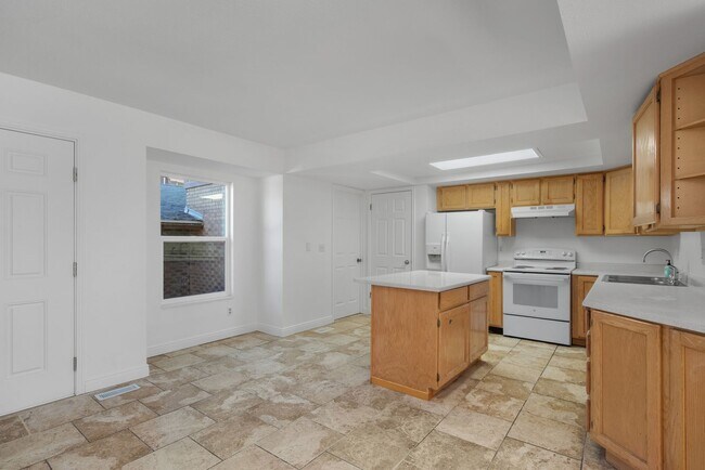 Building Photo - 8566-8568-8568 Wasatch Blvd