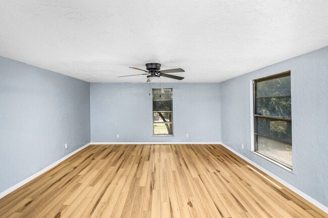 Building Photo - 2408 NW Ozmun Ave