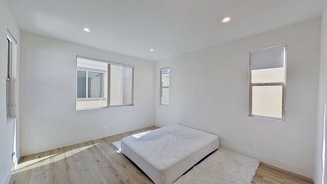 Building Photo - 574 S Motif St