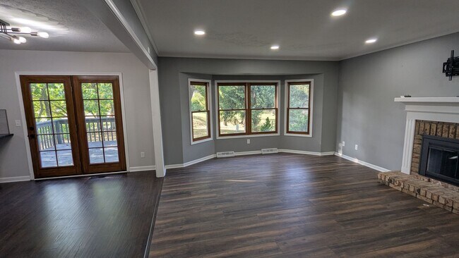 Building Photo - 2025 Longfellow St NE