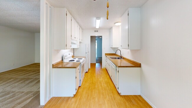 Building Photo - 827 Las Gallinas Ave