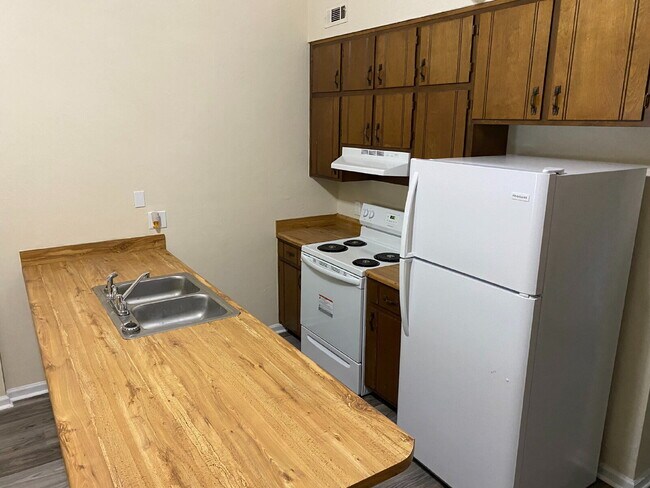 Building Photo - Perfect 1 Bedroom 1.5 Bathroom Townhome! Newer Flooring, Paint, and Appliances!