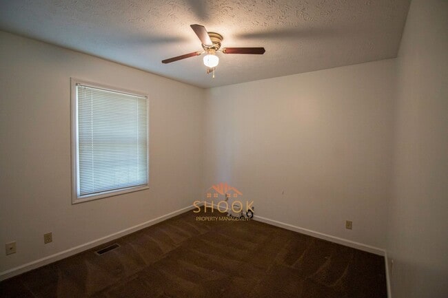Building Photo - LARGE TOWNHOME CLOSE TO CAMPUS - LOTS OF S...