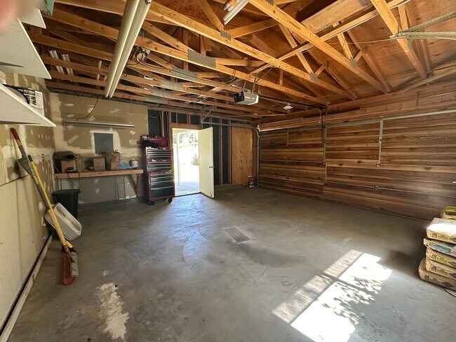 Building Photo - Lovely Manor Market Home