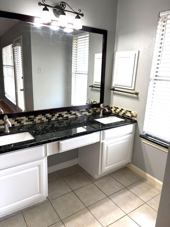 Building Photo - 2426 Planters Row