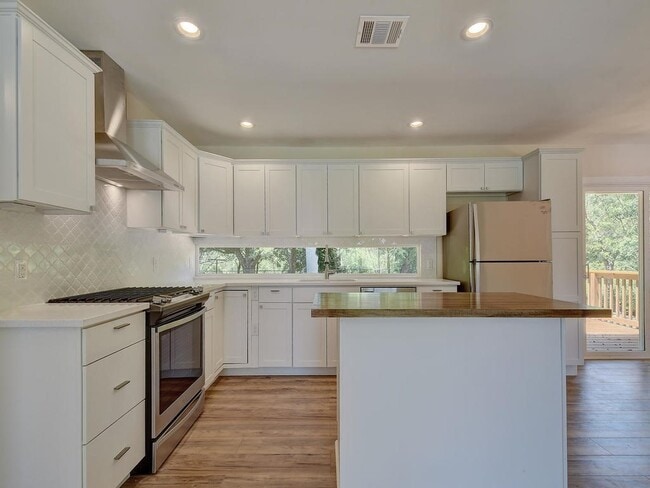 Building Photo - Fantastic Home - Windsor Park