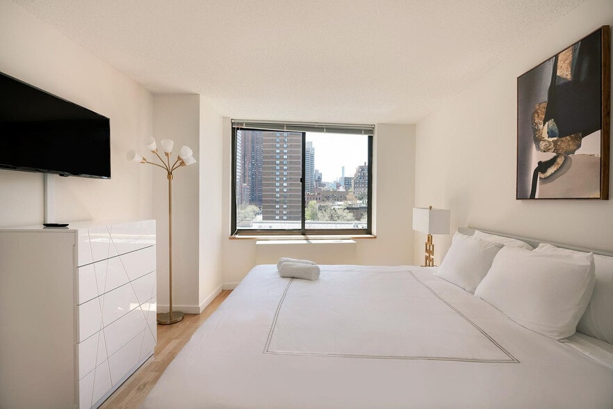 Building Photo - 420 E 92nd St