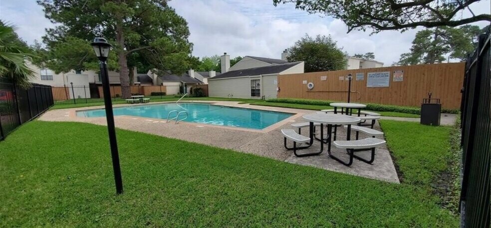 Pool area - 6401 Deihl Rd